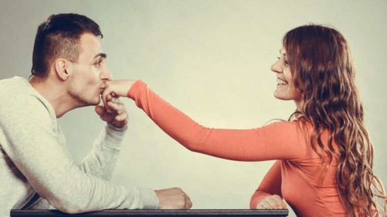 Ein Junge kümmert sich um ein Mädchen und denkt darüber nach, seinen Penis zu vergrößern