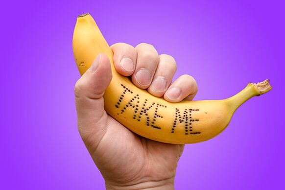 Banane in der Hand symbolisiert einen Penis mit vergrößertem Kopf