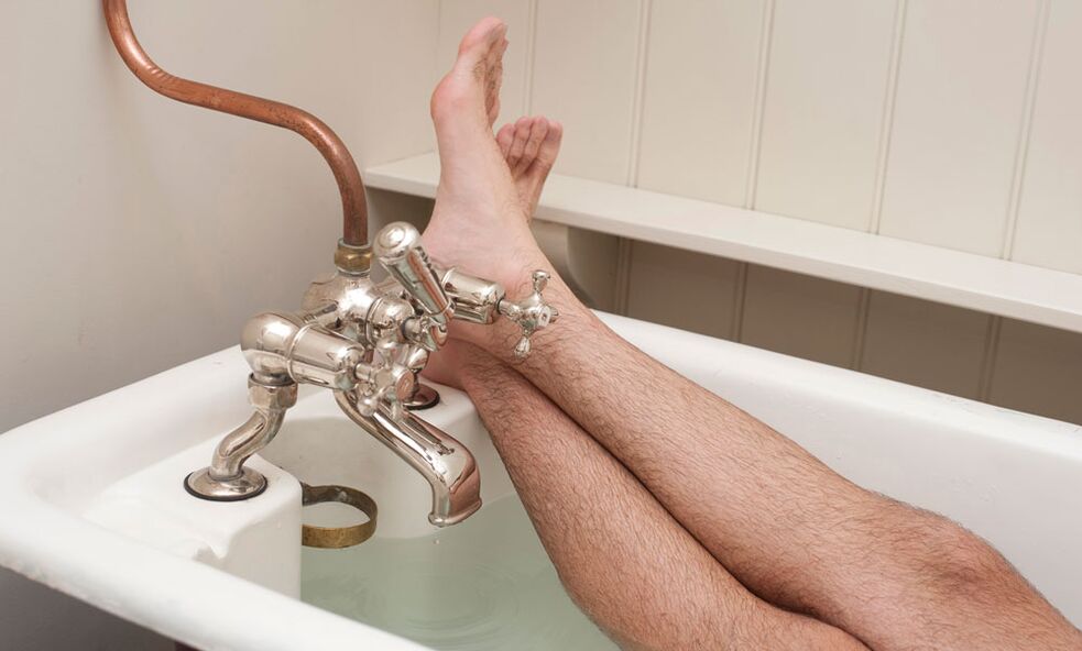 Ein Mann badet mit Erfrischungsgetränken