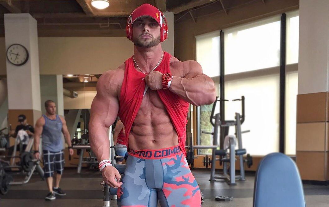 Mann im Sport im Fitnessstudio