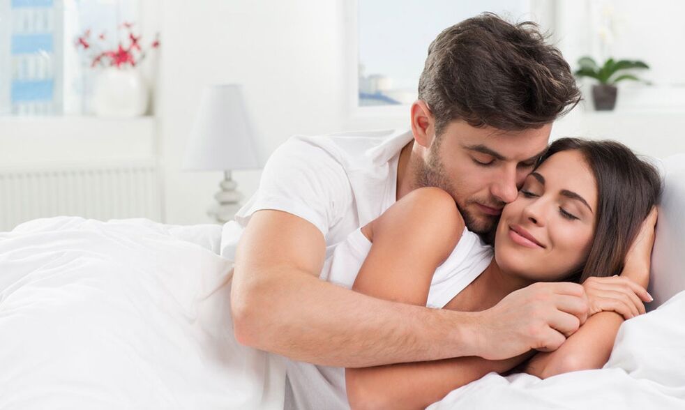 Ein Mann beglückt seine Frau mit einer verstärkten Erektion mit einer Penispumpe